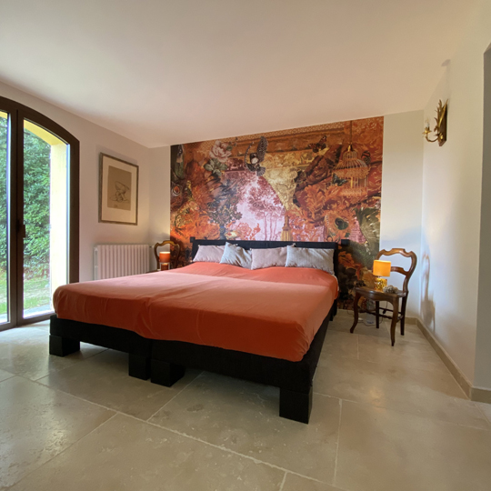Principal suite on the first floor with private bathroom and walk-in closet